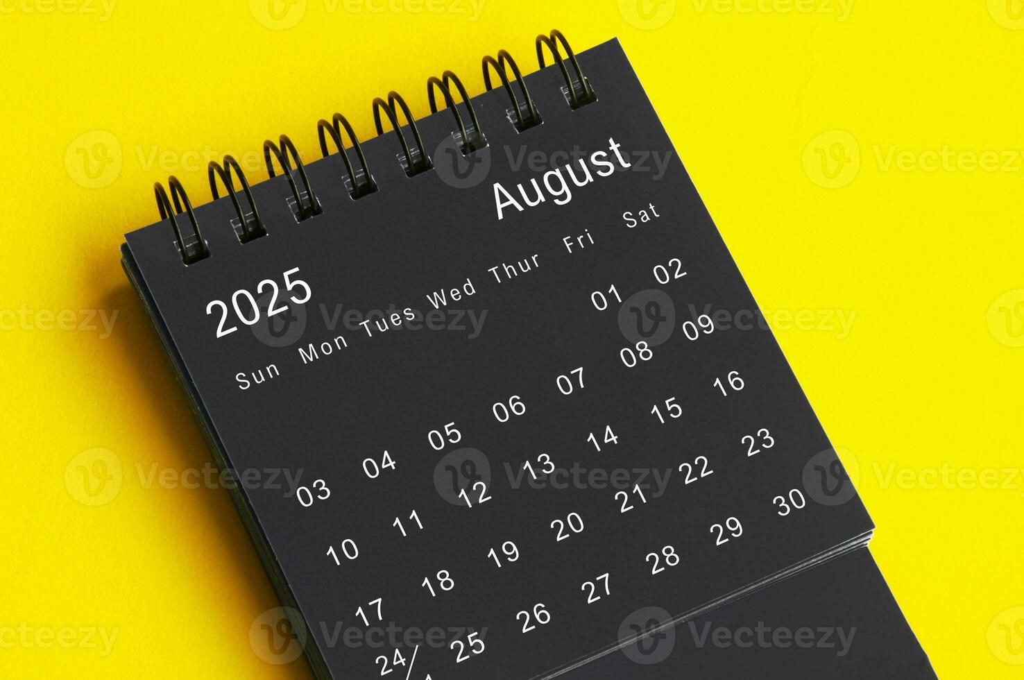 agosto 2025 negro y blanco escritorio calendario en amarillo cubrir antecedentes. calendario concepto foto