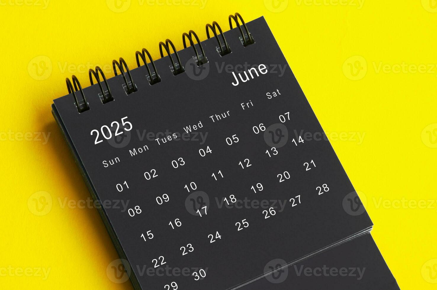 junio 2025 negro y blanco escritorio calendario en amarillo cubrir antecedentes. calendario concepto foto