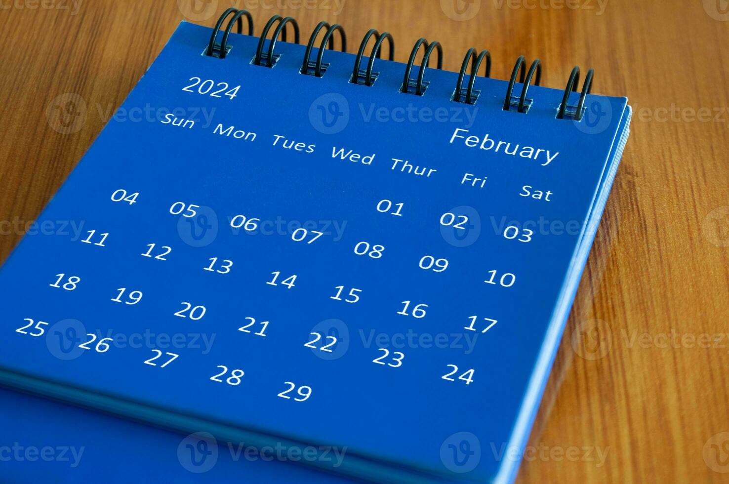 febrero 2024 mesa calendario en de madera escritorio. hora y calendario concepto foto