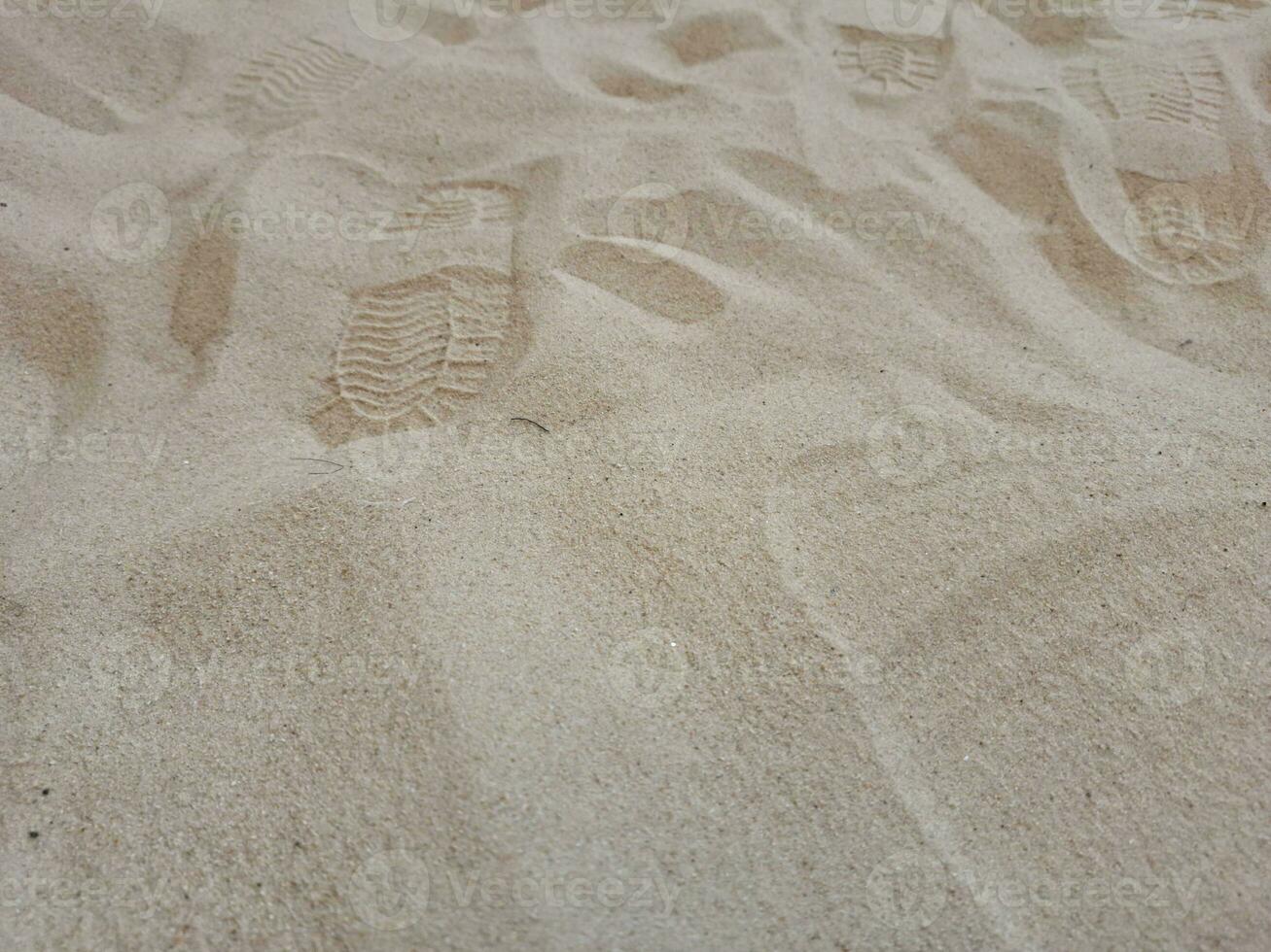 zapato huellas dactilares en el arena son poco claro. foto