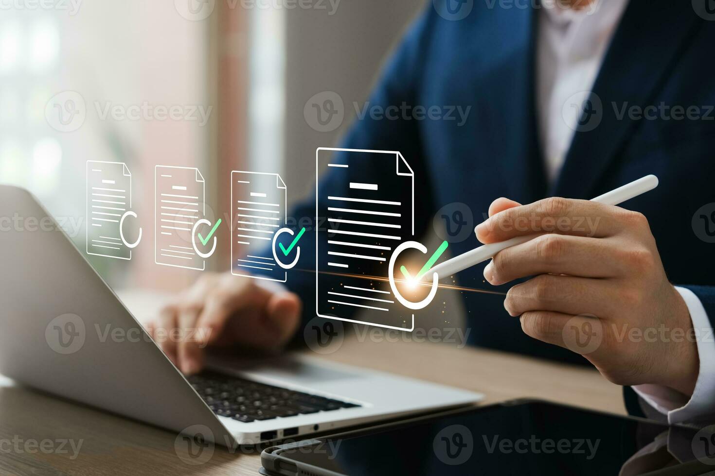 negocio actuación Lista de Verificación, empresario conductible en línea encuesta en computadora portátil, mejorando negocio actuación con un exhaustivo Lista de Verificación. foto