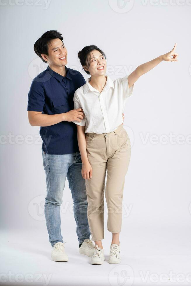 imagen de un asiático Pareja posando en un blanco antecedentes foto