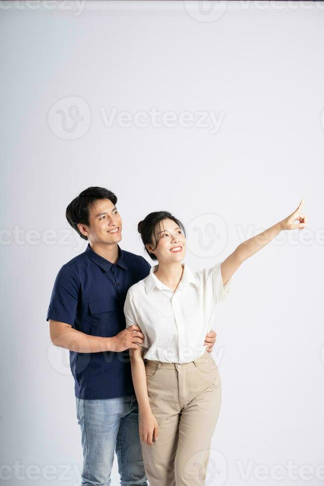 imagen de un asiático Pareja posando en un blanco antecedentes foto
