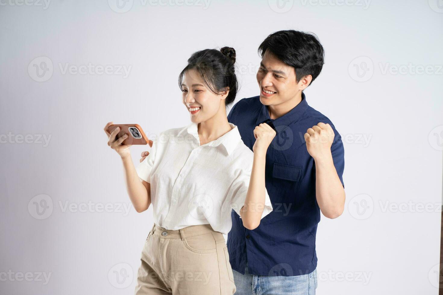 imagen de un asiático Pareja posando en un blanco antecedentes foto