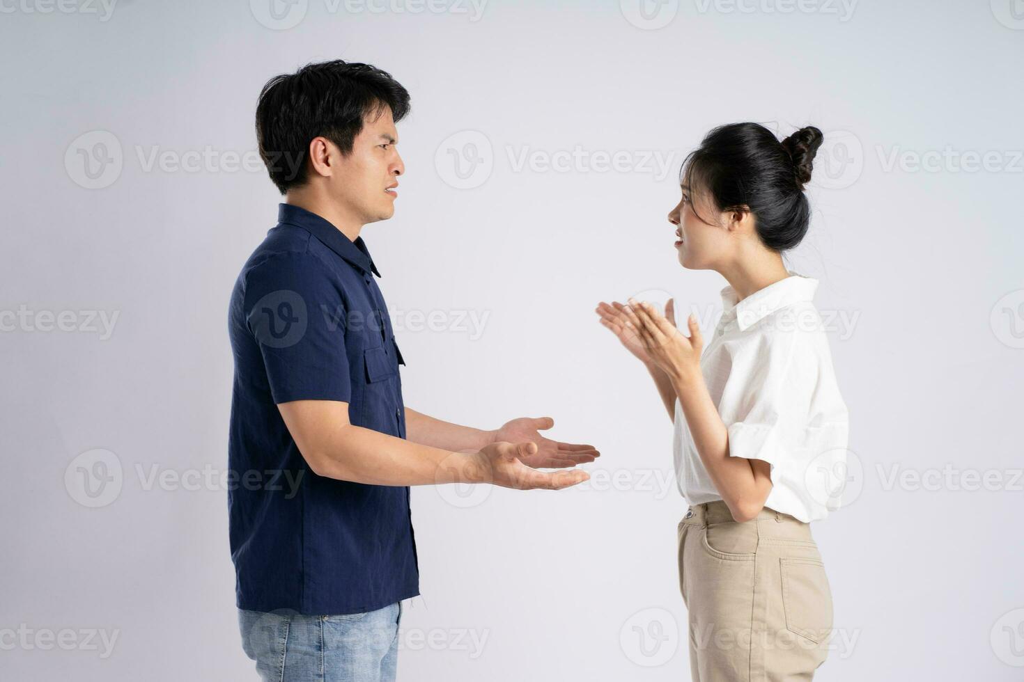 imagen de un asiático Pareja posando en un blanco antecedentes foto