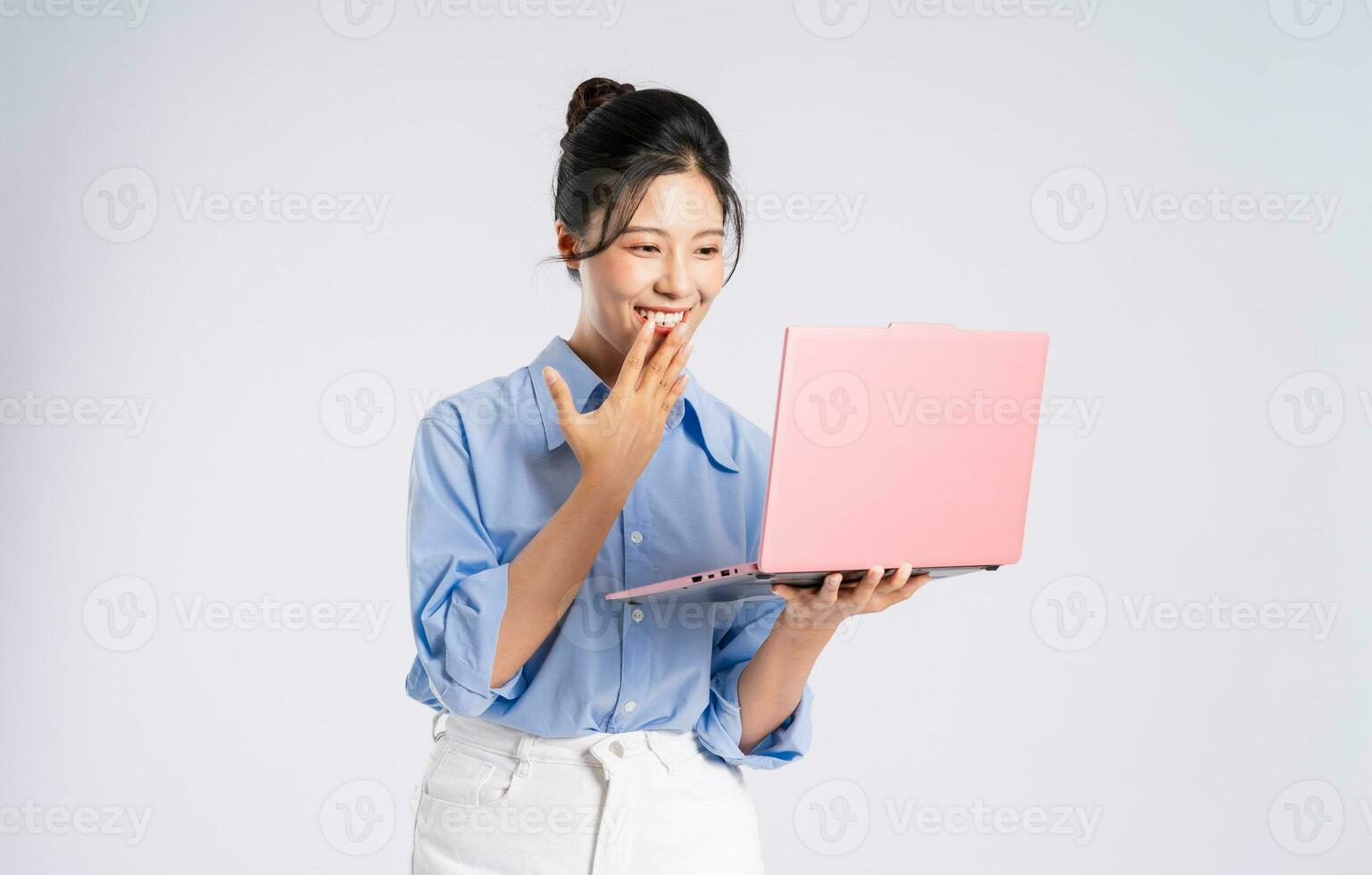 retrato de joven asiático mujer de negocios, aislado en blanco antecedentes foto