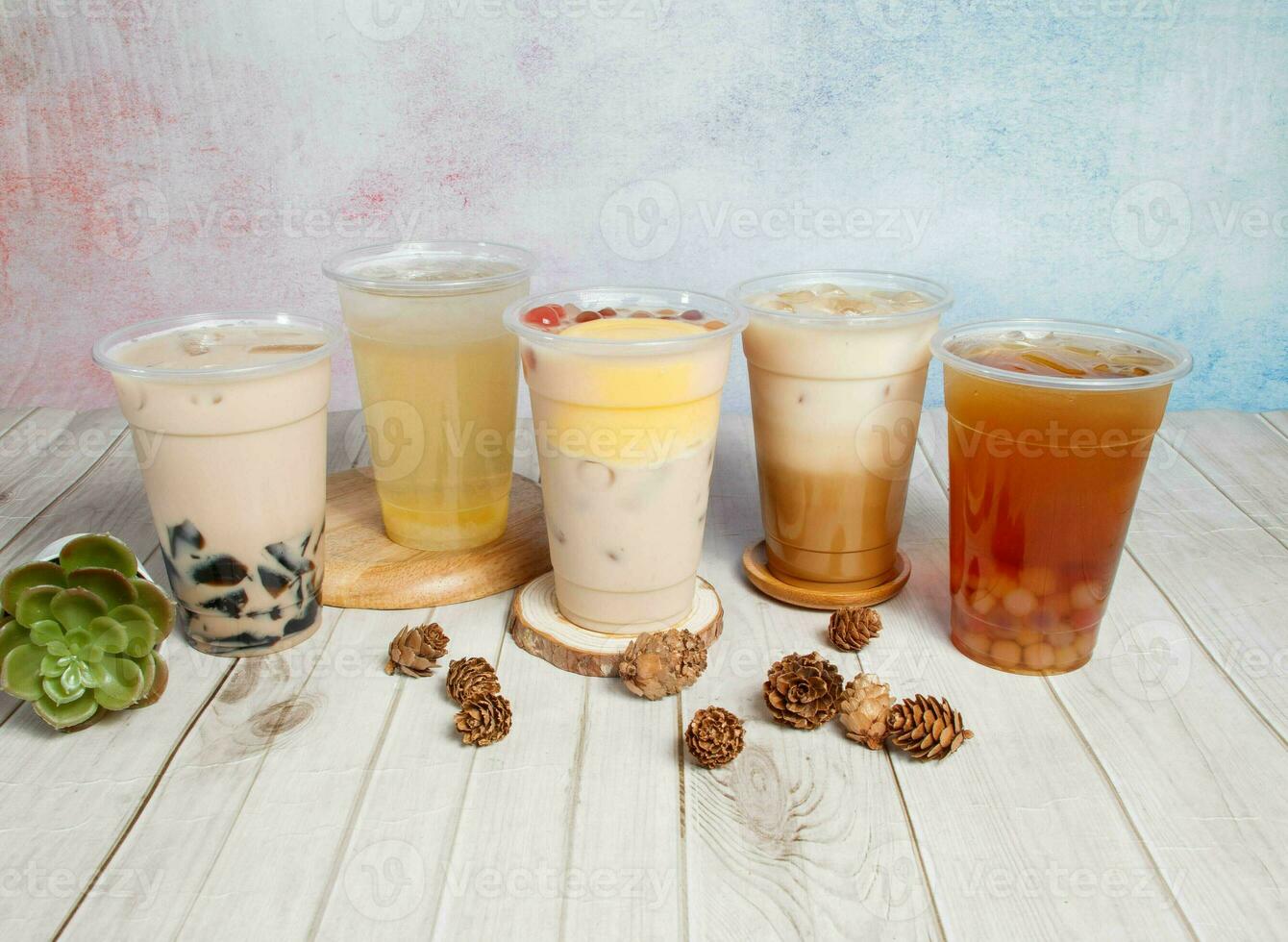 limón hielo té o limonada, pudín taro leche, especial con hielo latté, invierno melón arco iris rosario, marrón azúcar cremoso Leche con burbujas, servido om desechable vaso aislado parte superior ver de hong kong bebida foto