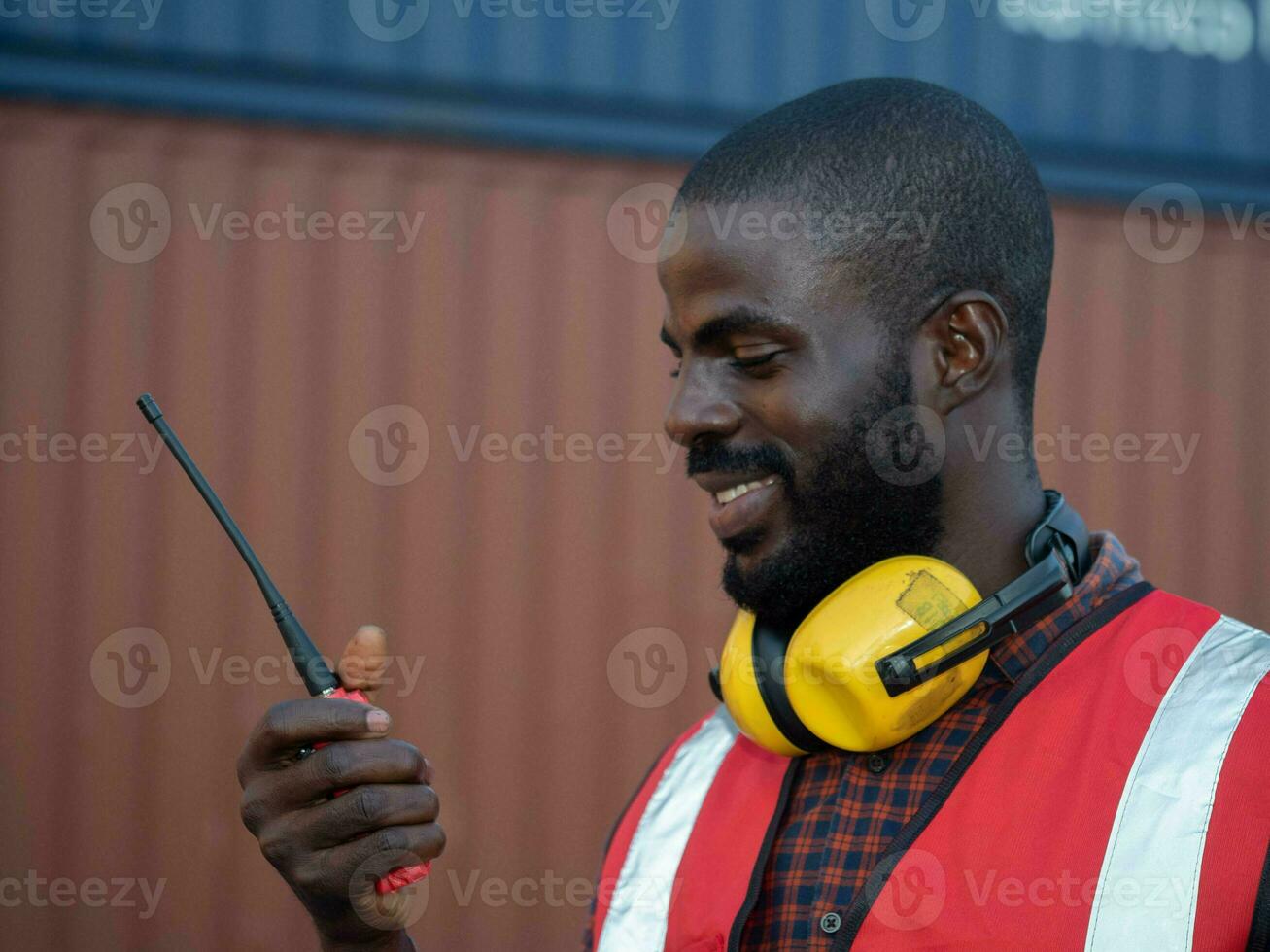 negro piel sur África americano persona personas humano labor empleado joven adulto etnia interior trabajo trabajo negocio película sonora walkie radio contento sonrisa dientes blanco color comunicación industria auricular foto