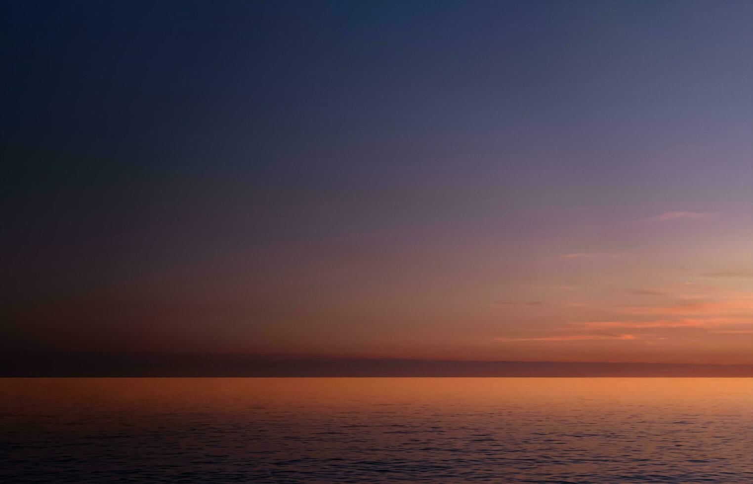 puesta de sol cielo, nube terminado mar playa en noche en primavera paisaje por playa con vistoso cielo en naranja, rosa, morado, azul.horizonte verano marina dorado hora cielo con Crepúsculo, anochecer cielo antecedentes foto