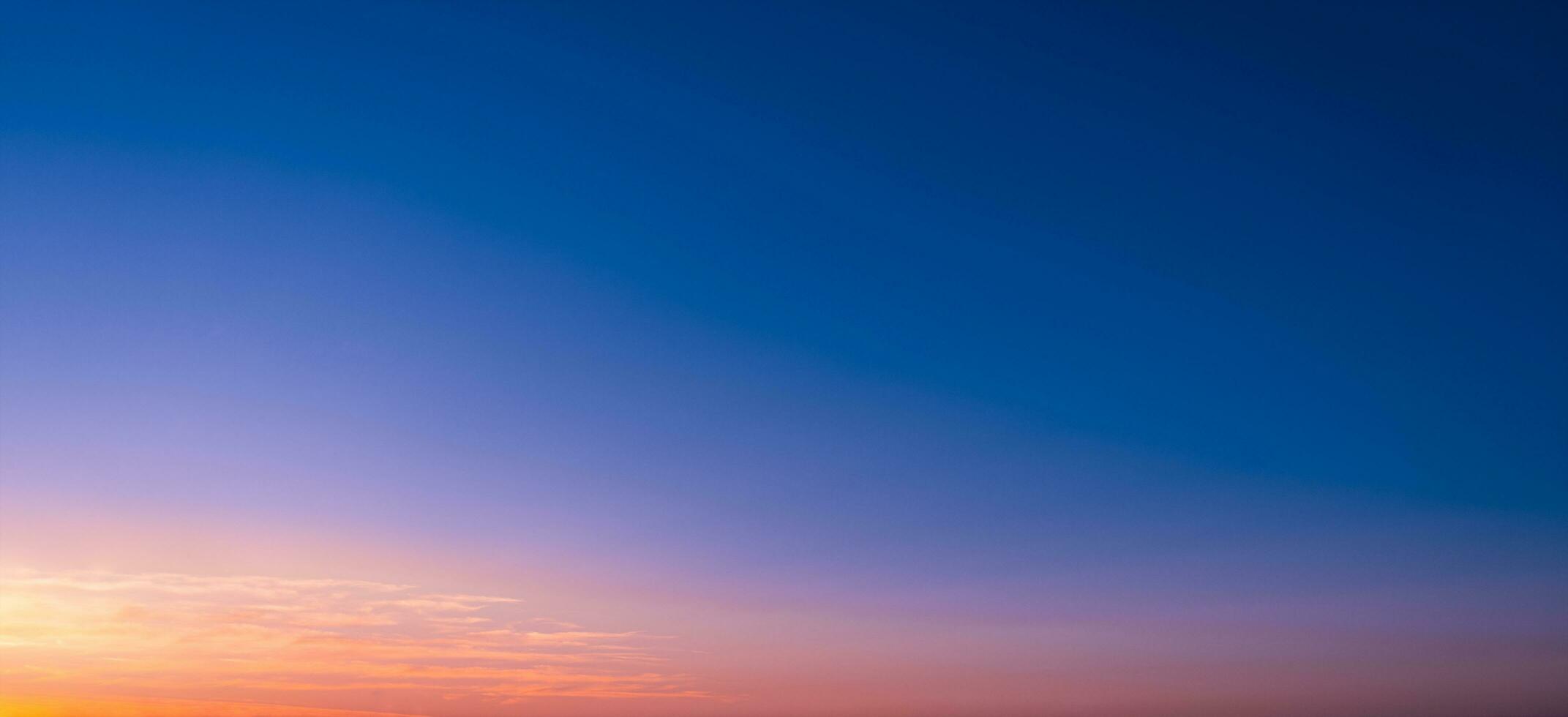 puesta de sol cielo, nube terminado mar playa en noche en primavera paisaje por playa con vistoso cielo en naranja, rosa, morado, azul.horizonte verano marina dorado hora cielo con Crepúsculo, anochecer cielo antecedentes foto