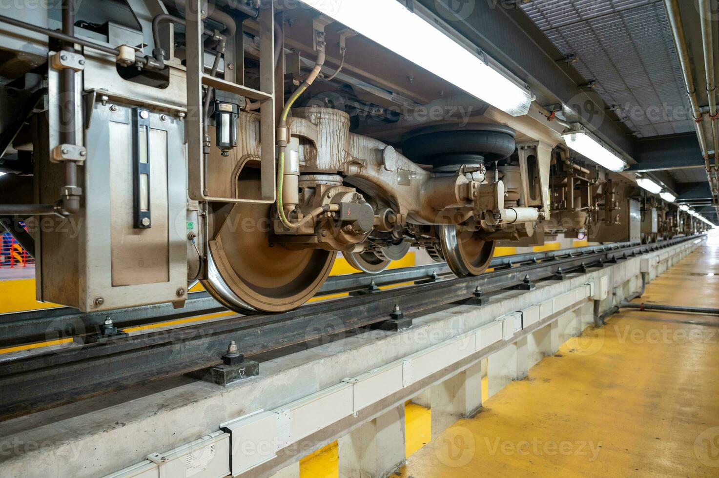 ruedas y suspensión de eléctrico tren estacionado en un deposito foto