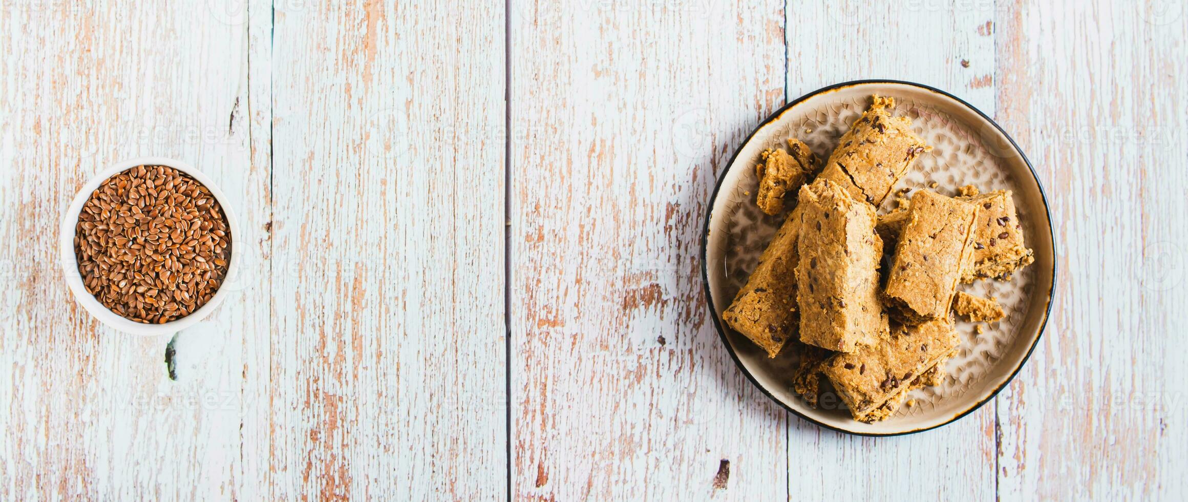 piezas de halva con linaza semillas en un plato en el mesa parte superior ver web bandera foto