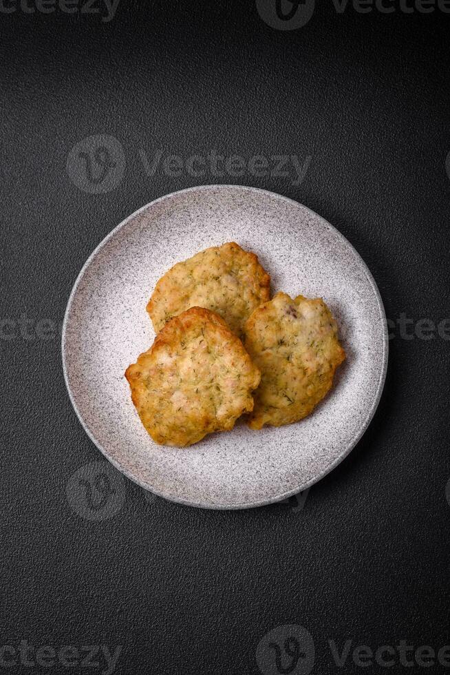 delicioso jugoso frito pollo o Cerdo panqueques con sal, especias y hierbas foto