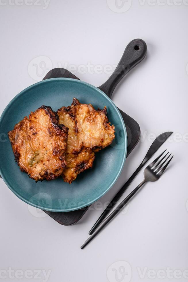 delicioso Fresco crujiente pollo A la parrilla con sal, especias y hierbas foto