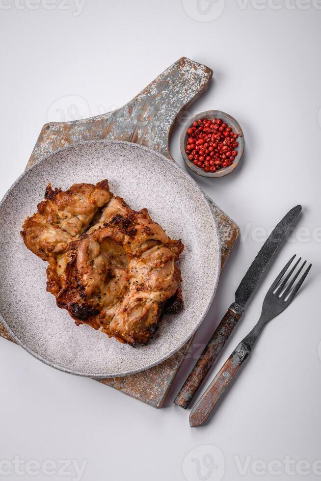 delicioso Fresco crujiente pollo A la parrilla con sal, especias y hierbas foto