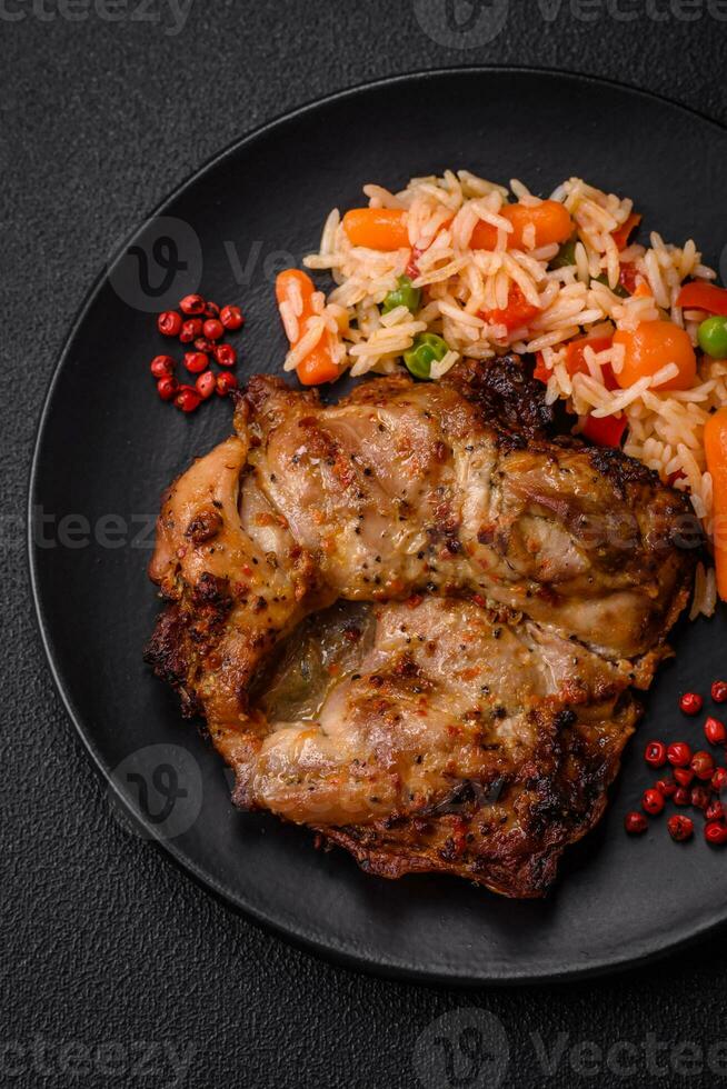 delicioso Fresco crujiente pollo A la parrilla con sal, especias y hierbas foto