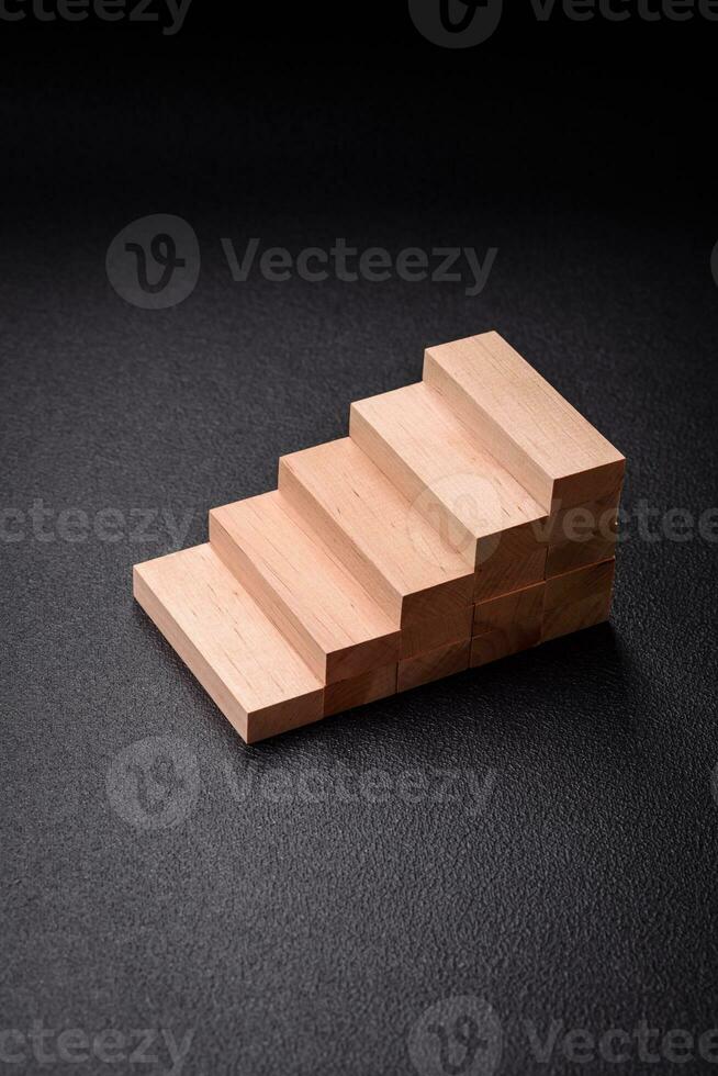 de madera pasos hecho de bloques como un idea de inversión y lucro crecimiento en lograr un objetivo foto