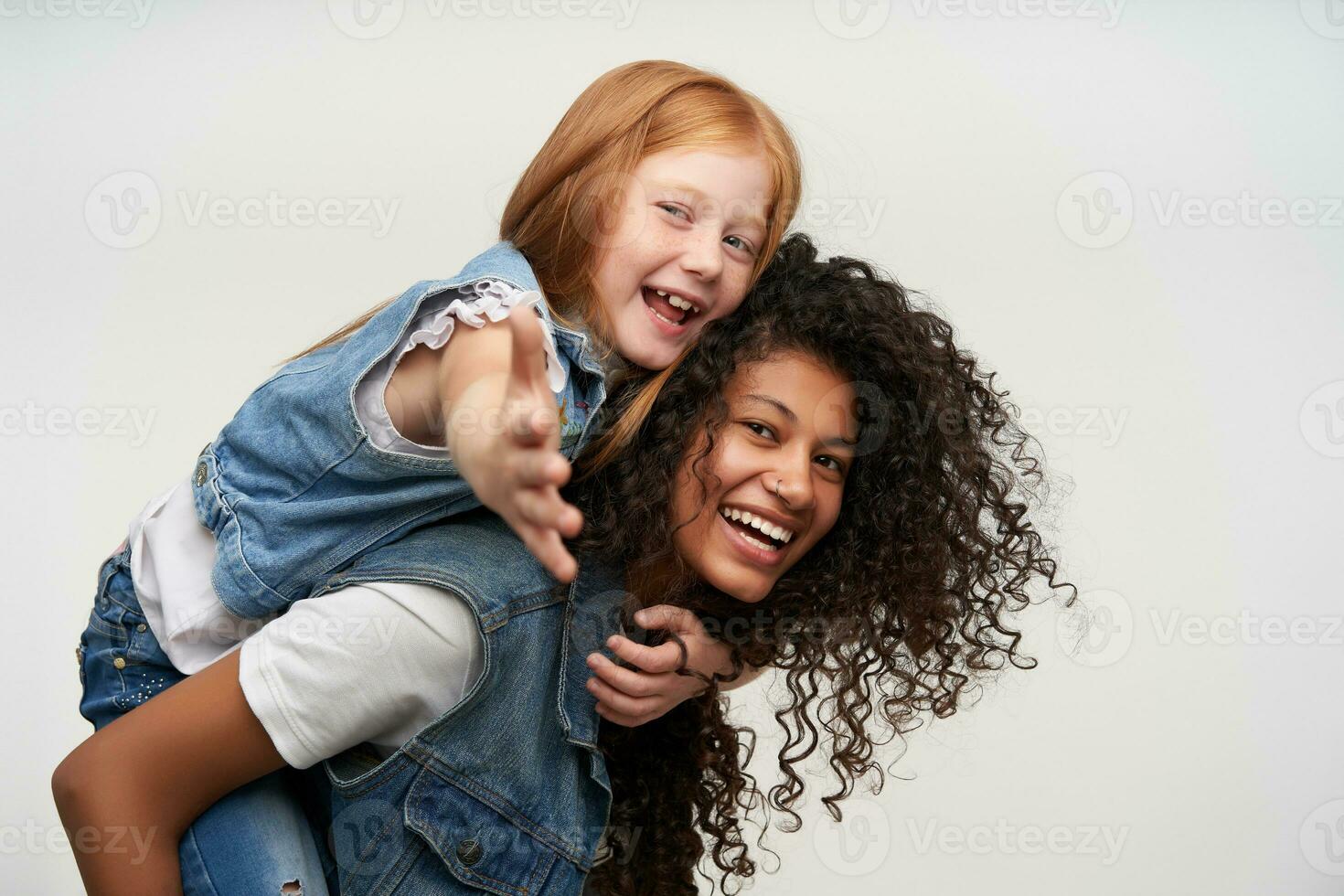 de cerca retrato de un hermosa niña en un esquí traje y gafas de protección  ai generado 30583850 Foto de stock en Vecteezy