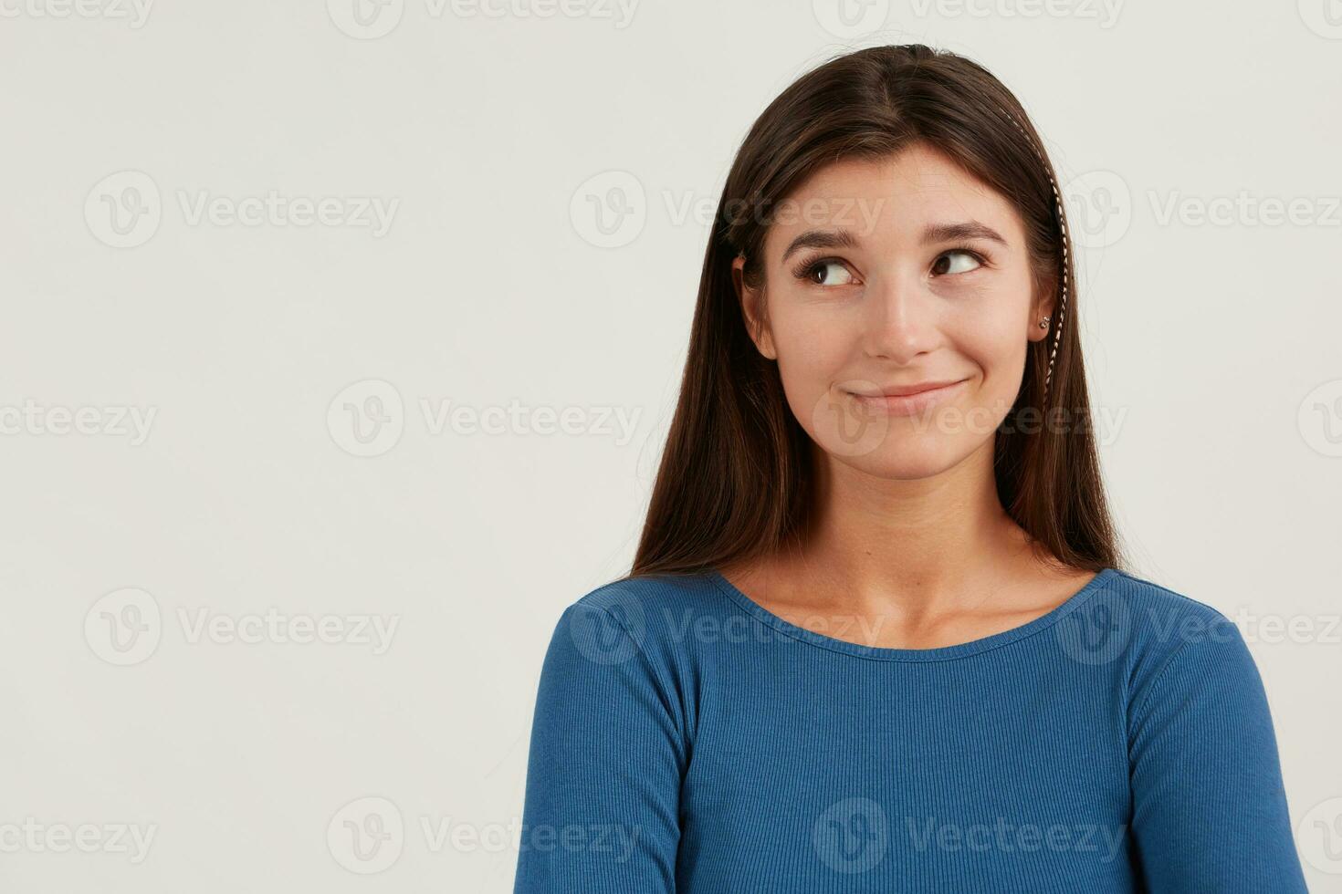 retrato de sonriente linda joven mujer con largo pelo usa Armada manga larga siente contento y mira a el lado aislado terminado blanco antecedentes foto