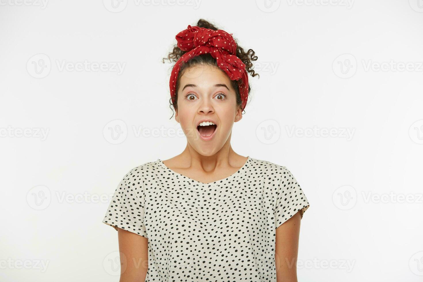 alegre femenino, siente felicidad, mira asombrado, miradas a cámara, recibe inesperado propuesta desde novio, usa camiseta y rojo bufanda con polca puntos personas y felicidad concepto foto