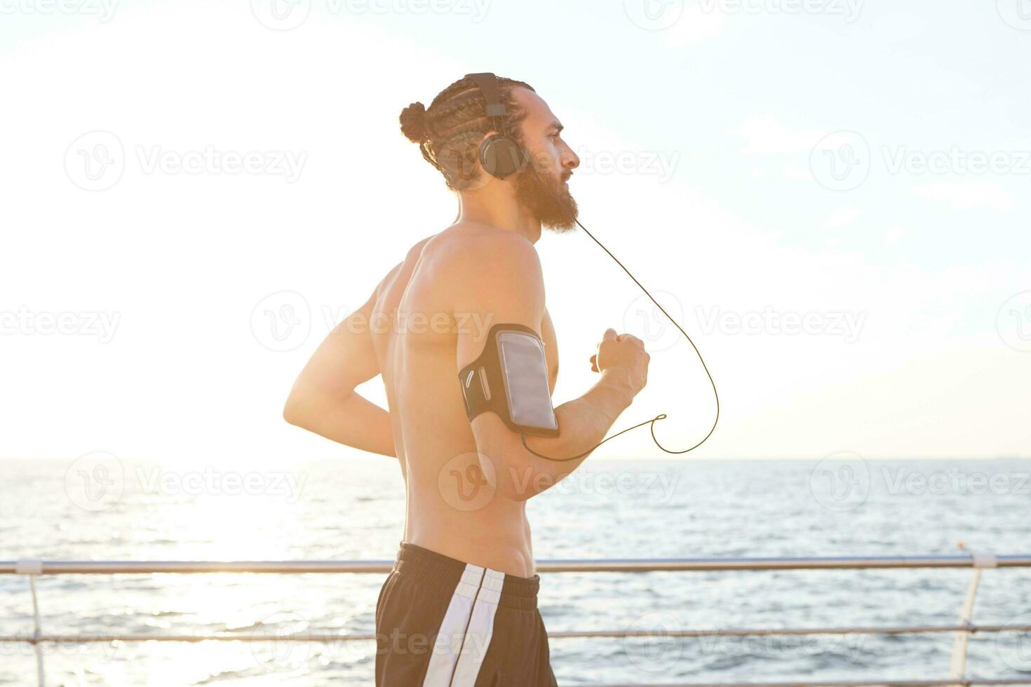 foto de activo deportista carreras en alto velocidad, quiere a ven terminar primero y ganar carrera competencia, siente fuerte y motivado