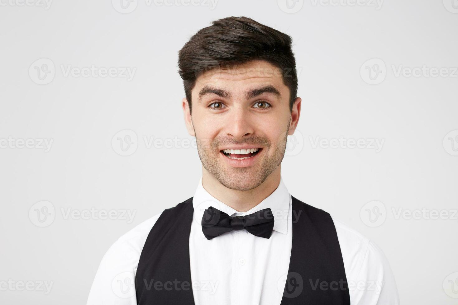 hermoso bueno mirando elegante sabelotodo vestido chico agradablemente sonrisas a el camara.hombre amigo tiene ven a un fiesta, visitó a él. alegre contento masculino alegremente mira cámara foto