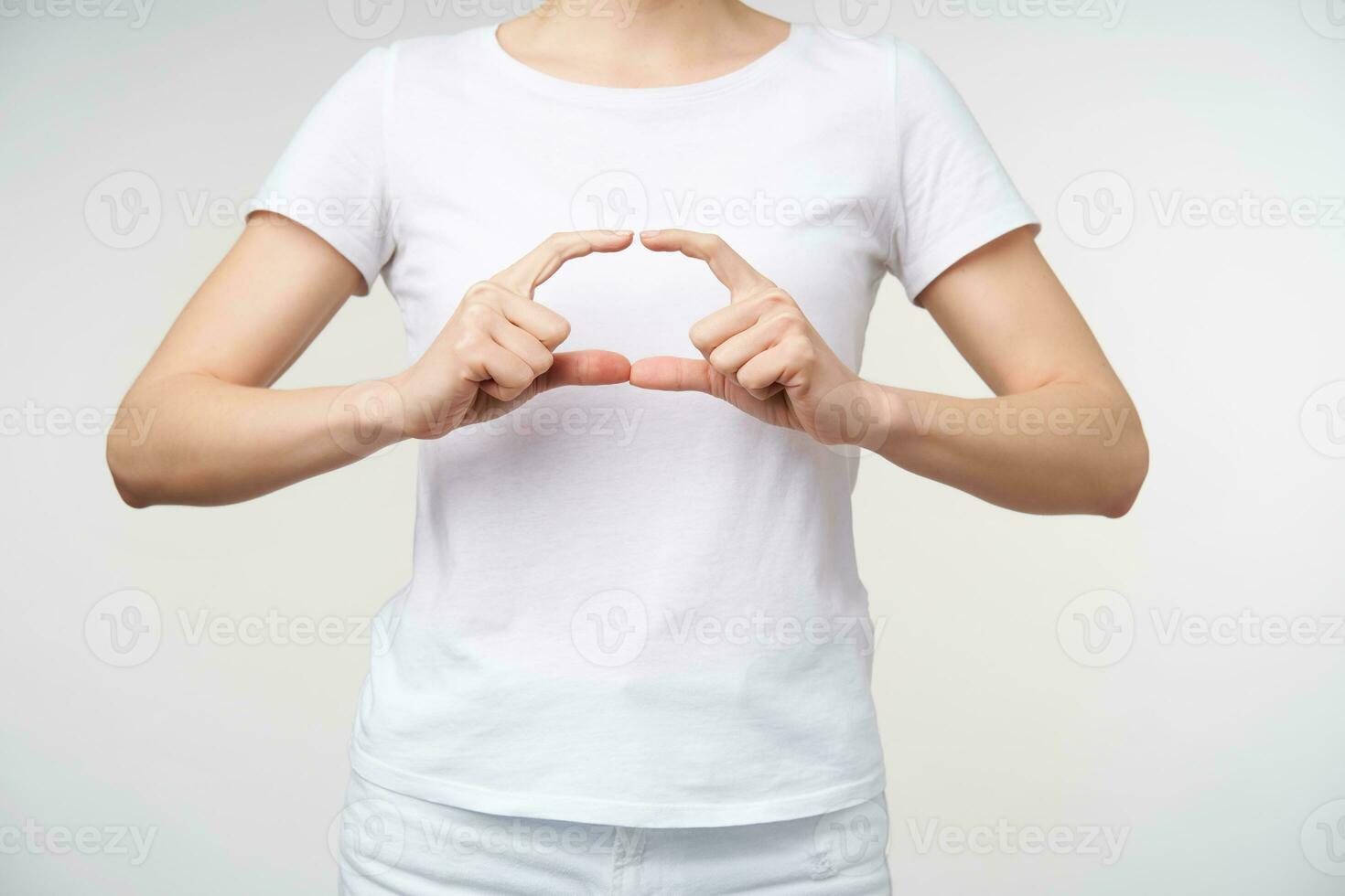 horizontal foto de joven mujer aprendizaje firmar idioma, haciendo elipse con su dedos mientras demostración palabra escuela, aislado terminado blanco antecedentes