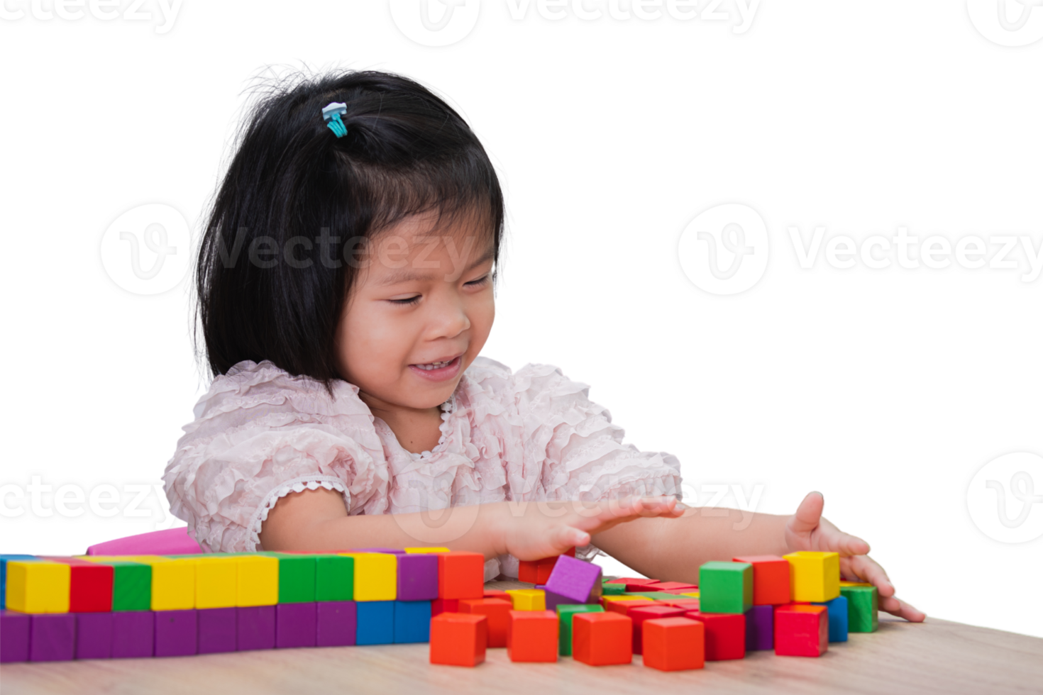 söt unge flicka är spelar med färgrik trä- block placerad på de tabell, barn ha roligt med fantasi, konstruktion, kreativitet. timmar av resten, inlärning genom spela. isolerat bakgrund. png