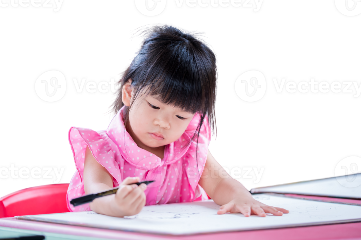 jung Mädchen 3 Jahre alt konzentriert auf Zeichnung beim heim, ein wenig Kind im ein Rosa Kleid aufmerksam Zeichnung auf ein Weiß Papier, Kind präsentieren Kreativität und früh Lernen. isoliert Hintergrund. png