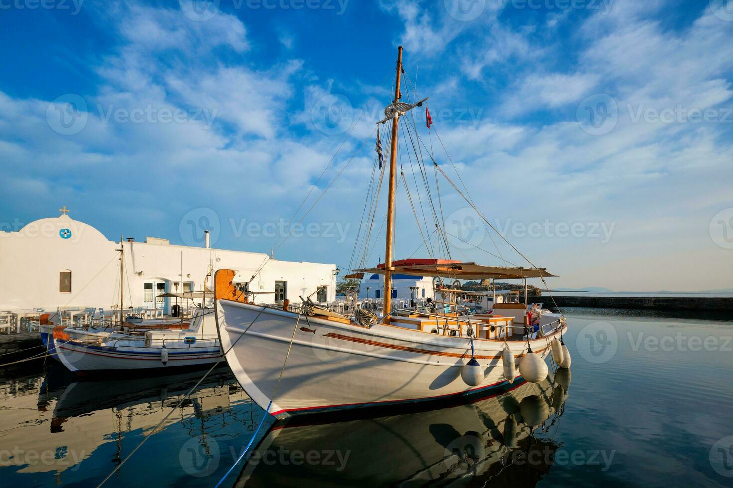 pescar barcos en Puerto de nausa. paros isla, Grecia foto