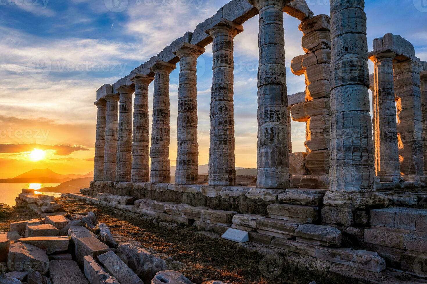 Poseidón templo restos en capa sounio en atardecer, Grecia foto