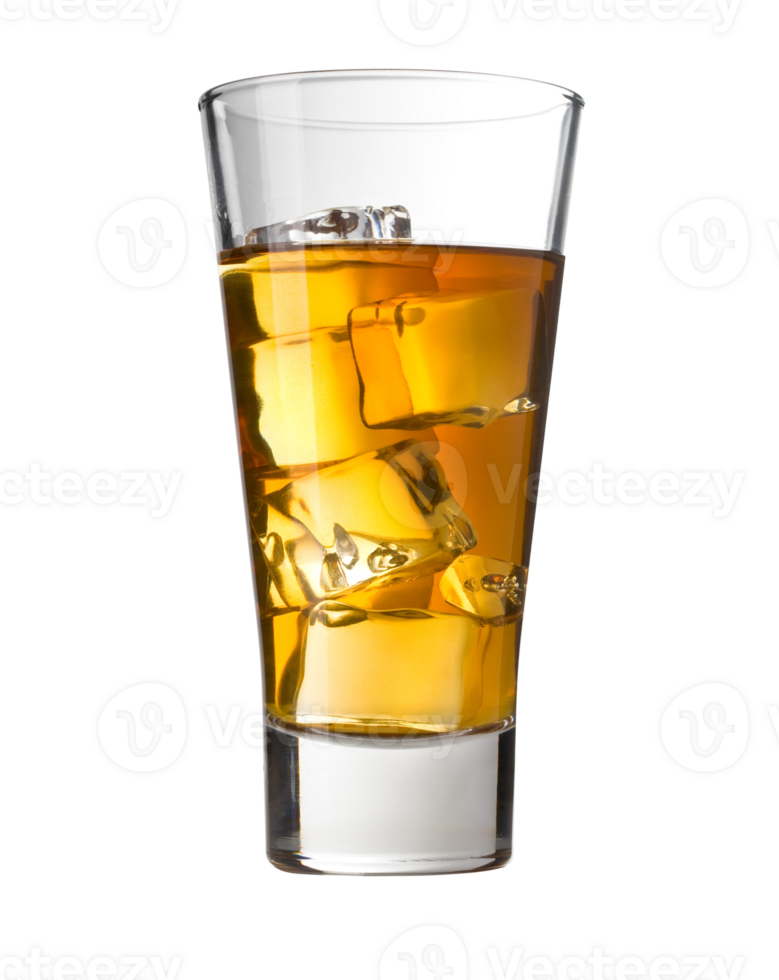 escocés whisky con hielo cubitos en vaso png