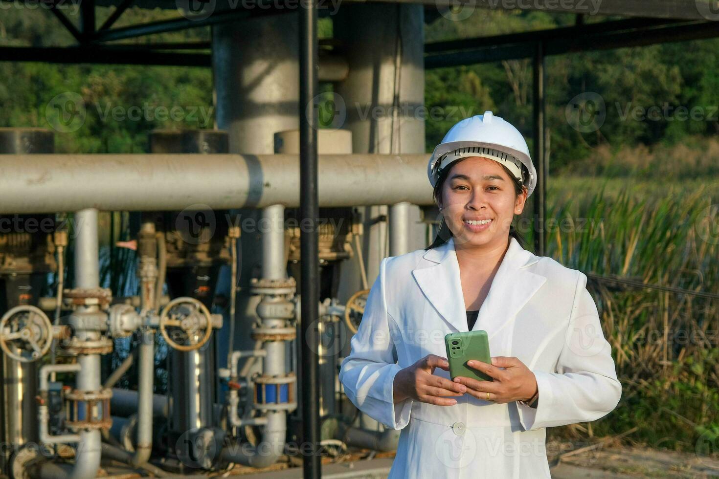 ambiental ingeniero en blanco casco trabajando a aguas residuales tratamiento planta. agua suministro Ingenieria trabajando a agua reciclaje planta para reutilizar. agua y ecología concepto. foto