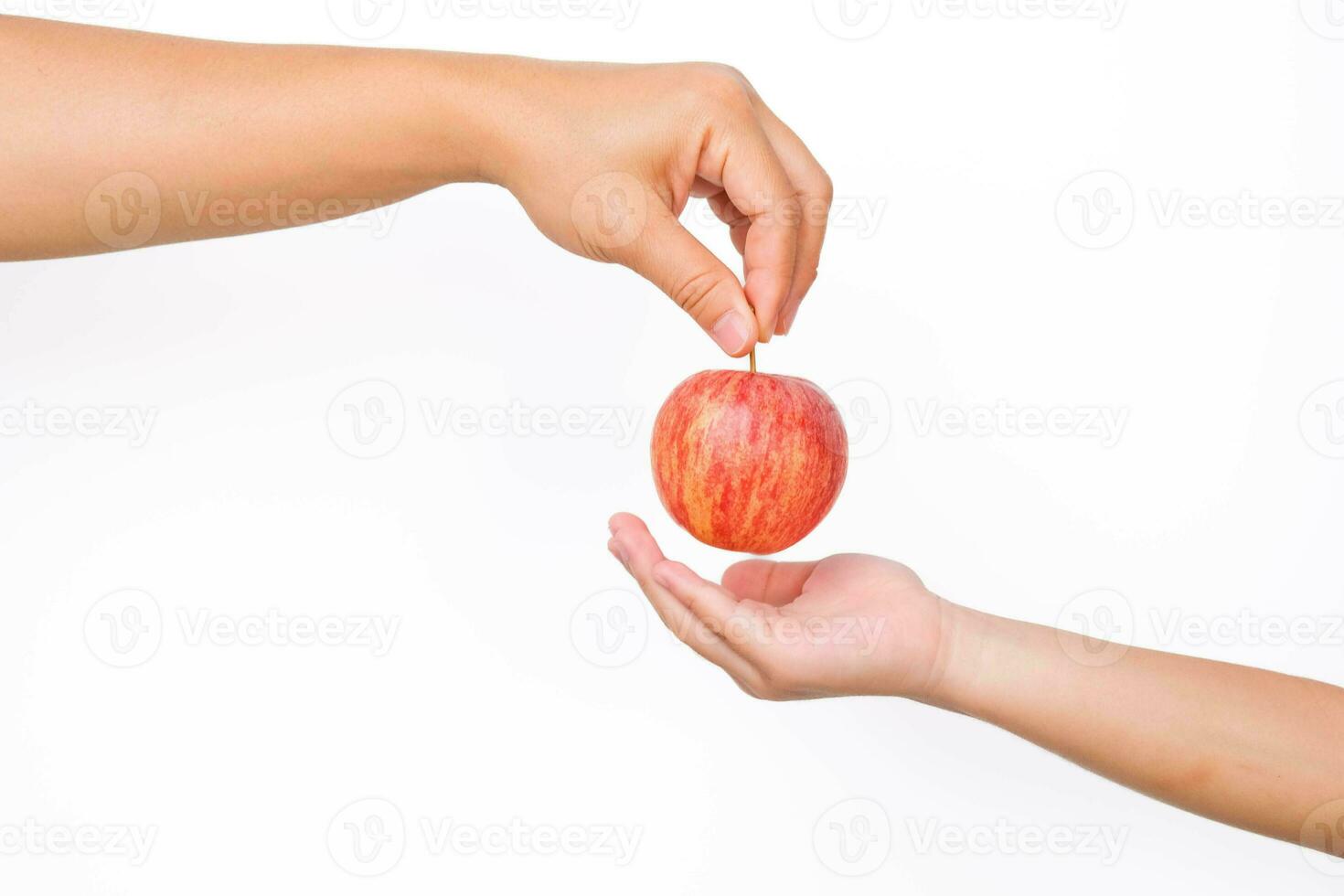 mano participación mordedura rojo manzana aislado en blanco antecedentes. maduro rojo manzana en humano mano. foto