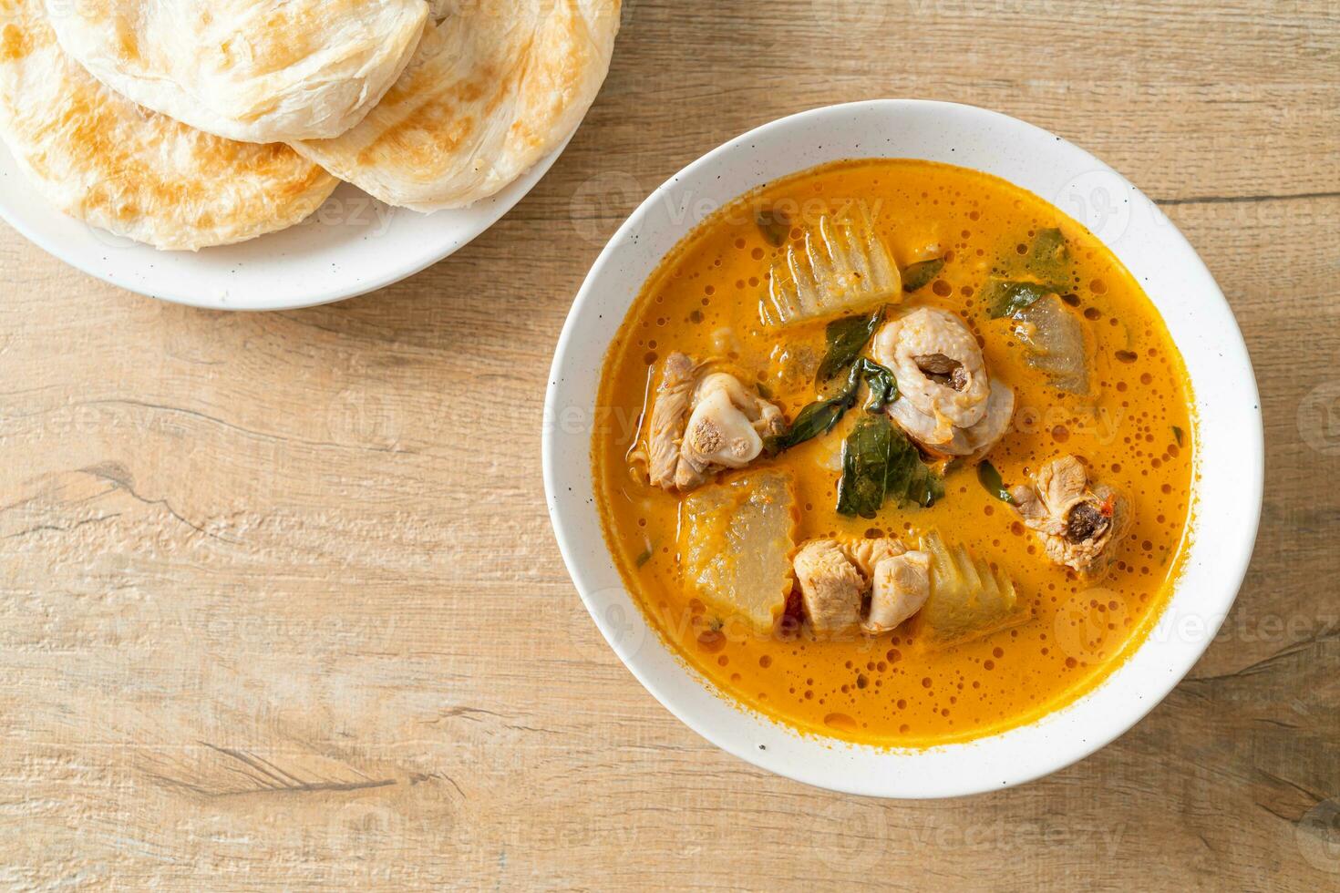 sopa de pollo al curry con roti foto