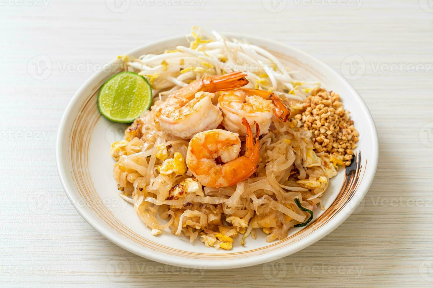 fideos salteados con camarones y brotes o pad thai foto