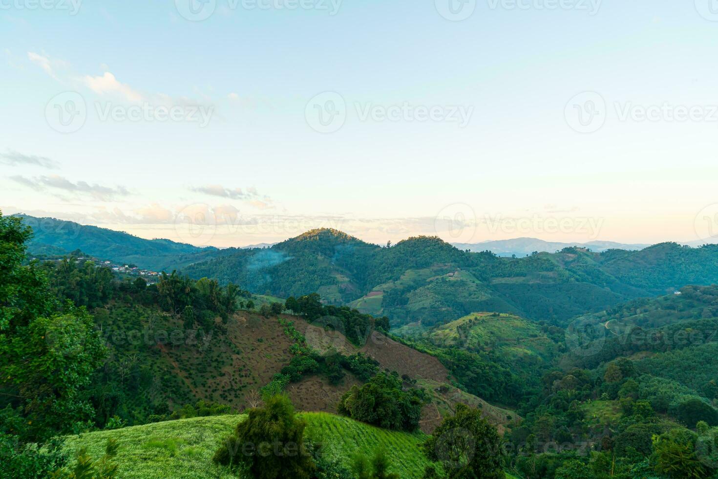 hermosa colina de montaña con cielo foto