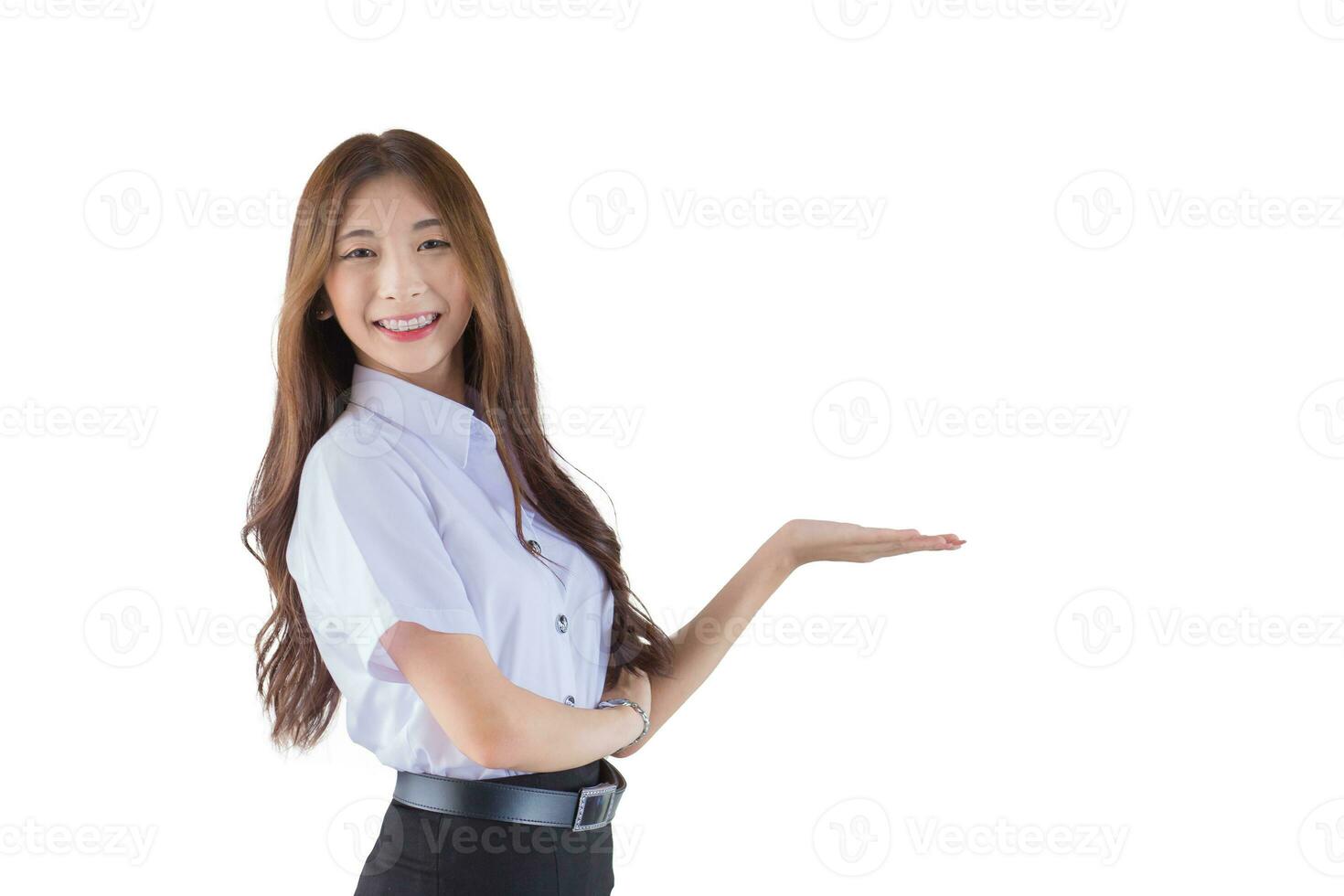 asiático hermosa joven mujer estudiante vistiendo tailandés Universidad estudiante uniforme es sonriente y mirando a cámara en pie a presente alguna cosa con confianza en Universidad mientras aislado en blanco antecedentes. foto