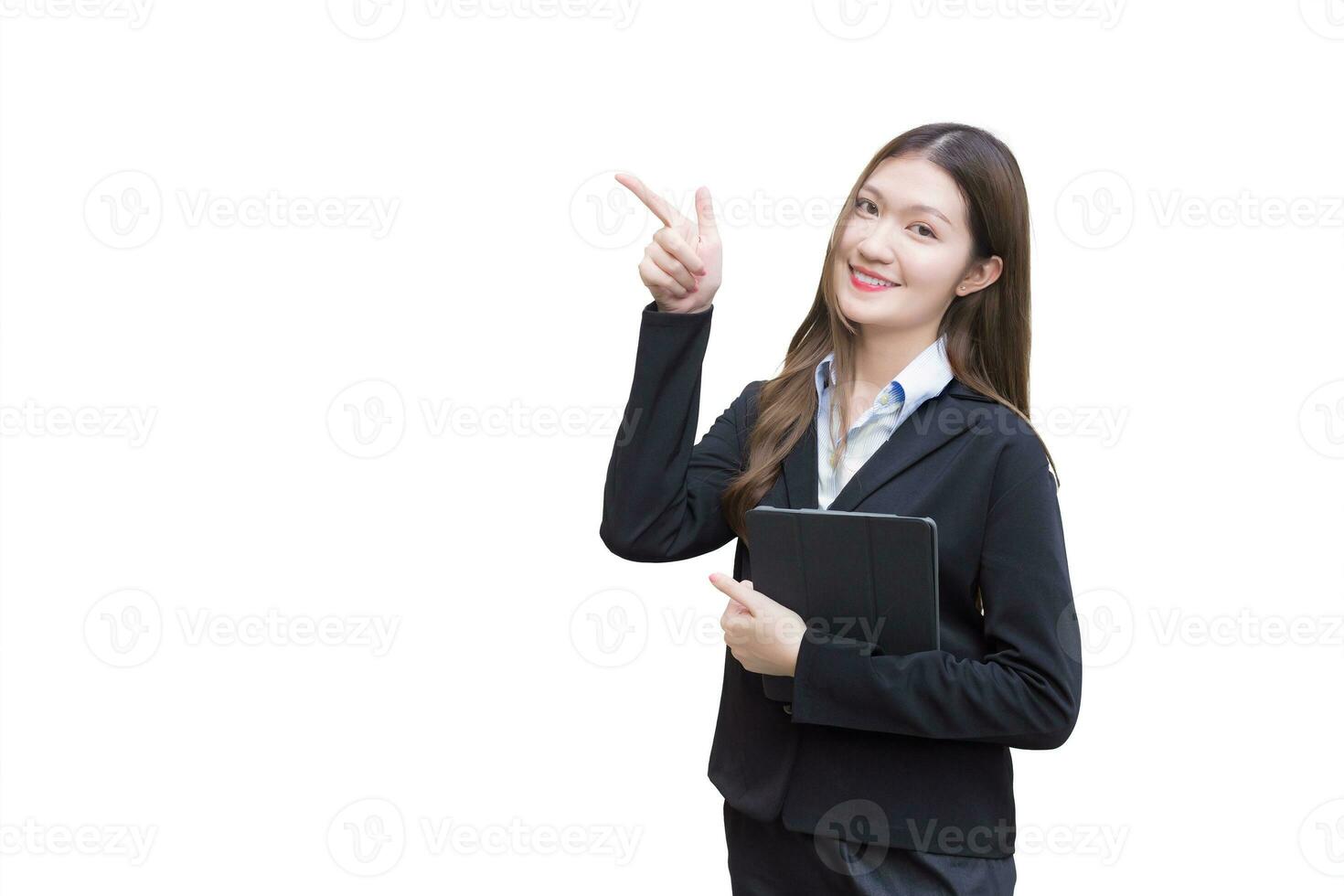 joven asiático negocio trabajando mujer en negro traje sonrisas felizmente mientras ella sostiene tableta y muestra punto arriba a presente alguna cosa confidente mientras aislado en blanco antecedentes. foto