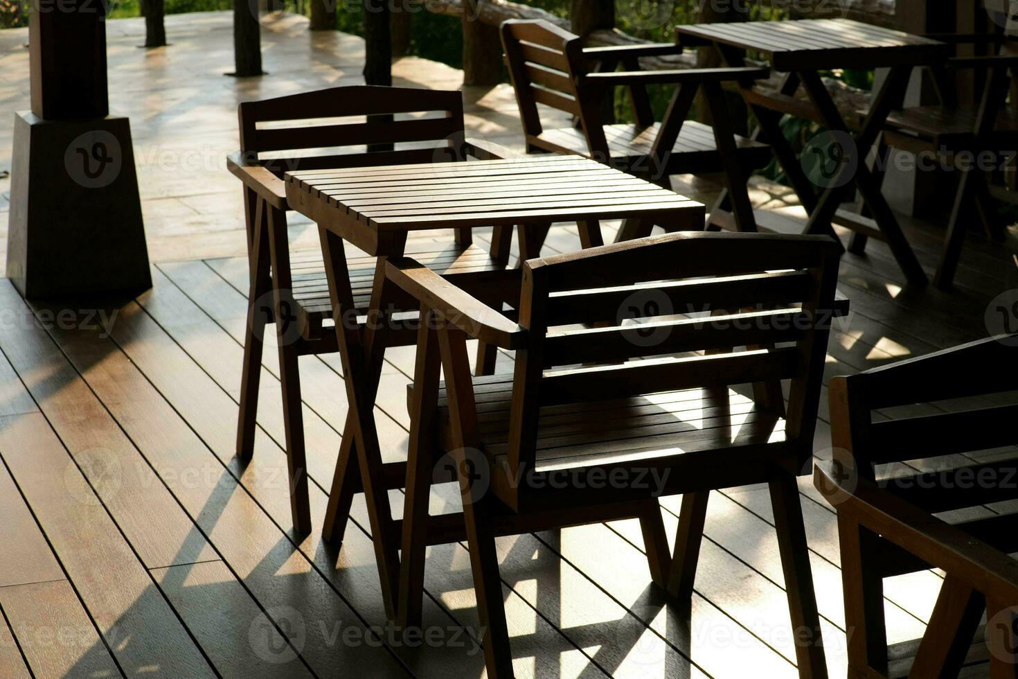 de madera mesas y sillas a al aire libre café terraza en parque. vacío jardín mueble rodeado por verde jardín. foto