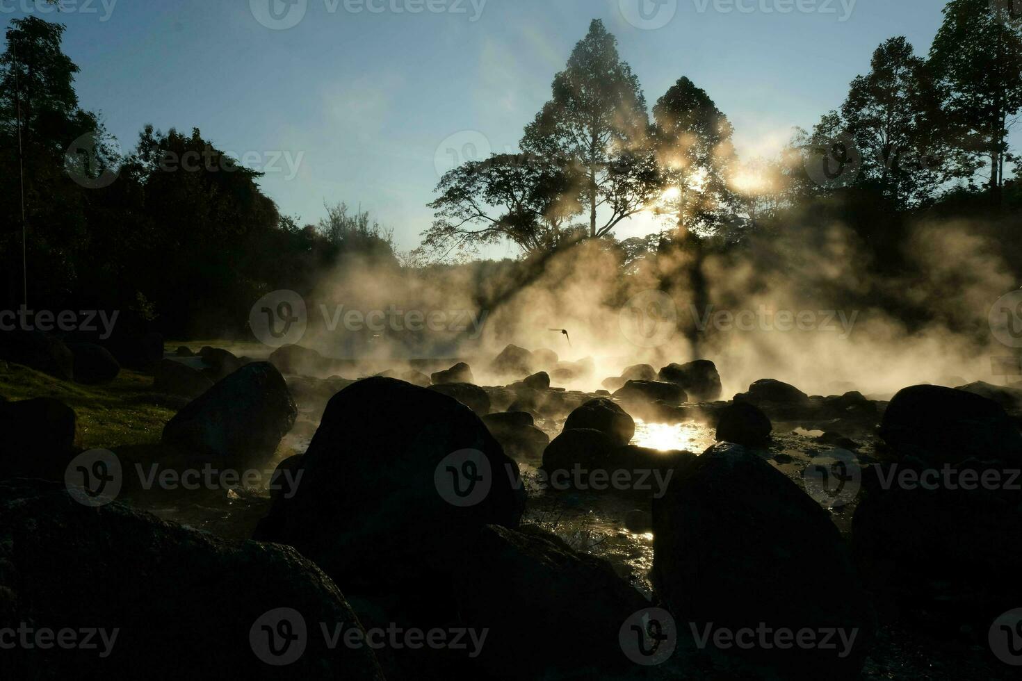 aguas termales y niebla en tailandia con luz solar matutina. ambiente matutino en el parque nacional chae son, aguas termales naturales, provincia de lampang, tailandia. foto