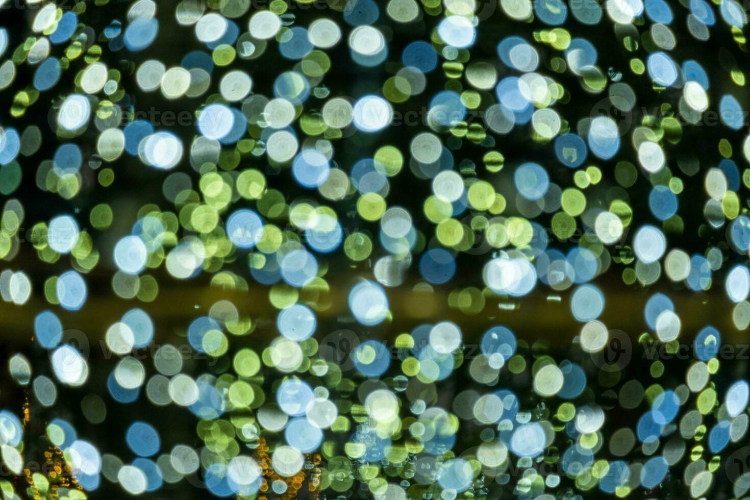 Clásico tonificado difuminar de noche festival en el jardín con bokeh para antecedentes. Decorar el bombillas en el al aire libre jardín a noche. foto