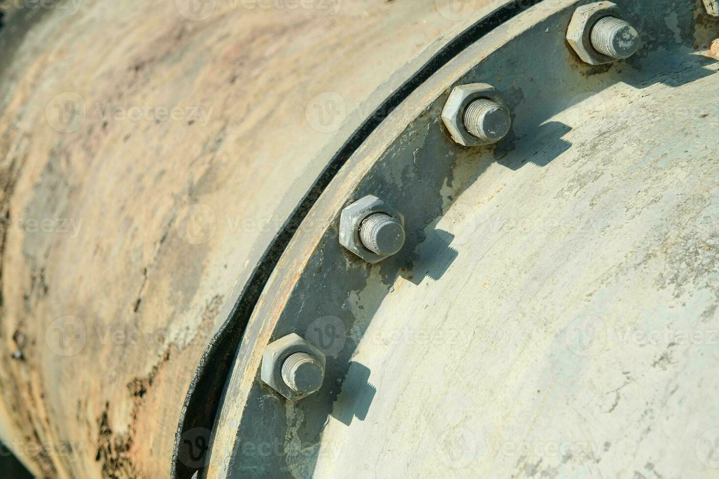 tubo es instalado a lo largo el puente en el tubo apoyo. agua acero tubería para comunidad utilidades. foto