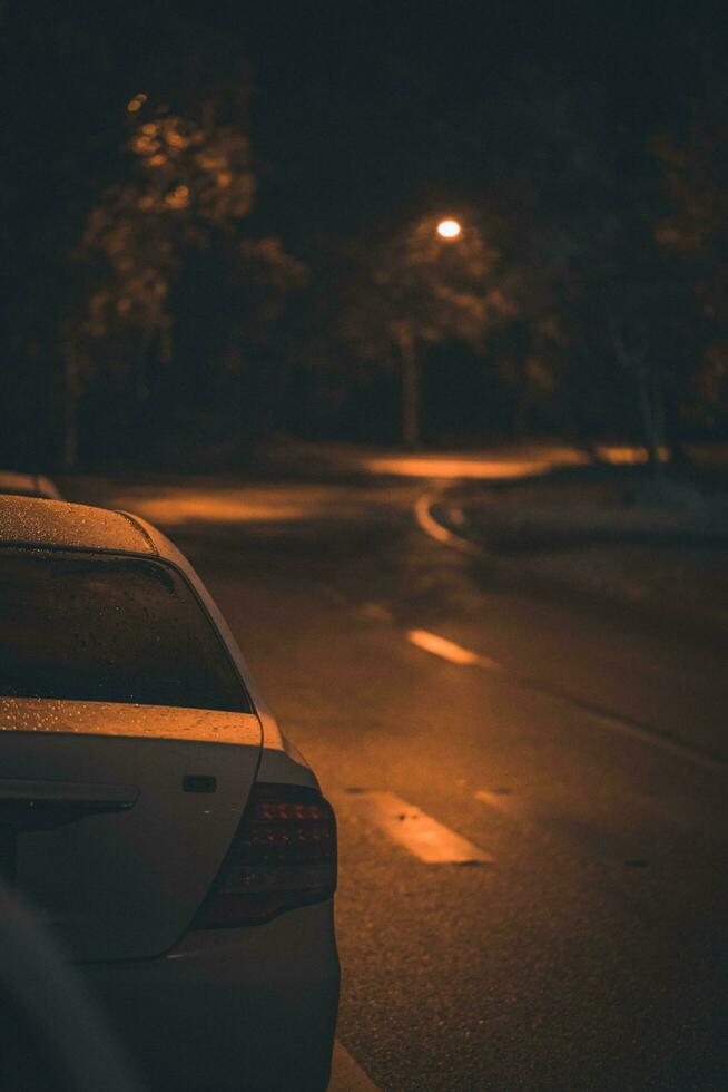 coche en el la carretera en el oscuro foto