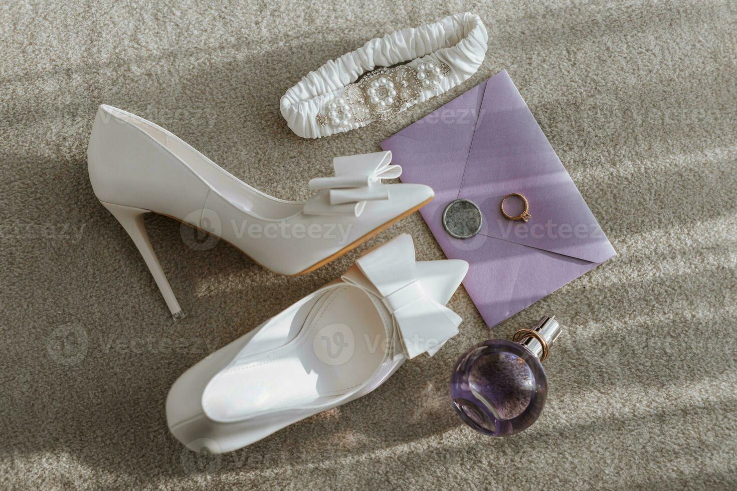 elegante Boda composición con tacones altos Zapatos en un gris textil antecedentes. plano poner, parte superior ver concepto de festivo Boda moda. foto