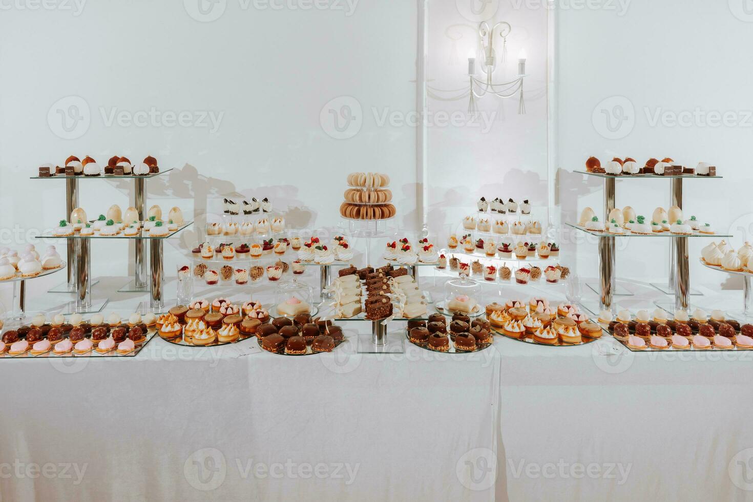 festivo postre mesa con dulces Boda caramelo bar, varios pasteles, chocolates en soportes foto