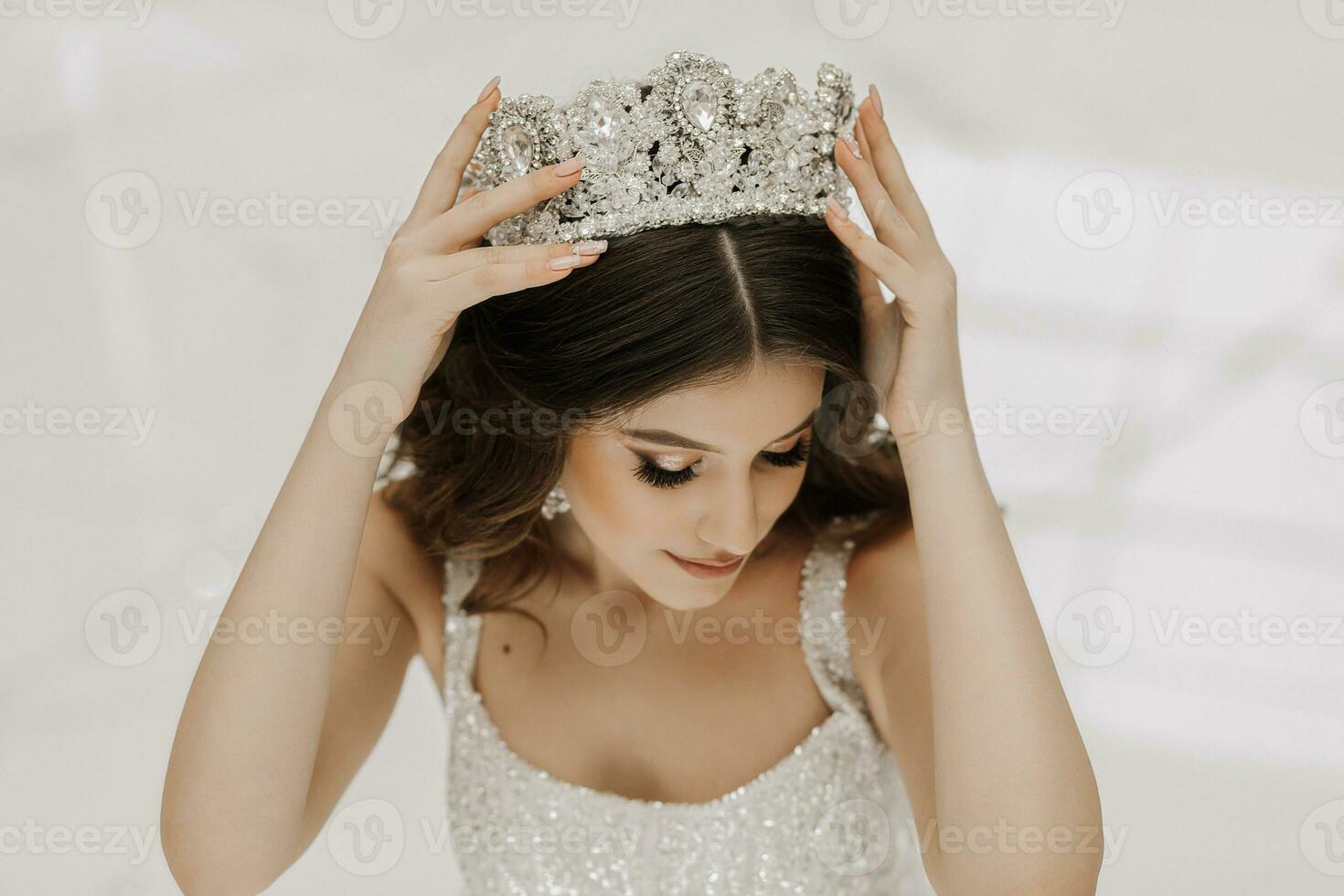 parte superior vista, hermosa novia, con un blanco Boda vestir y un lujoso tiara en su cabeza foto