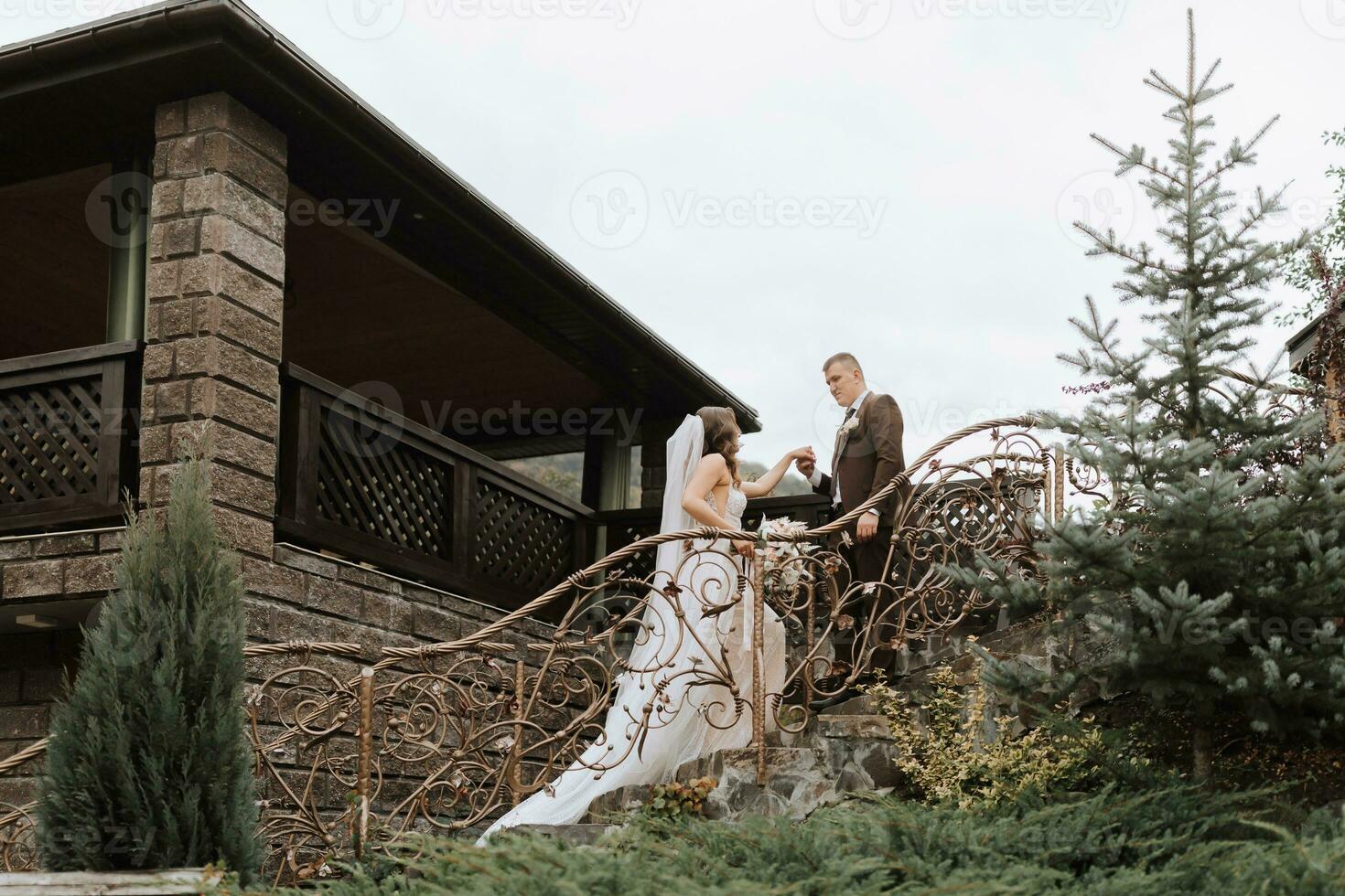 un longitud total foto de el novia y novio en un elegante escalera