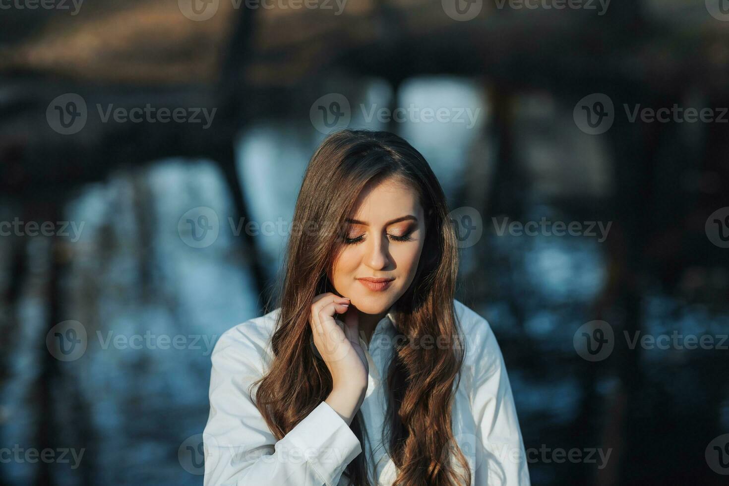 joven contento embarazada mujer relajante y disfrutando vida en naturaleza. el belleza de un mujer durante el embarazo. otoño estado animico durante el embarazo. yo mejora. foto