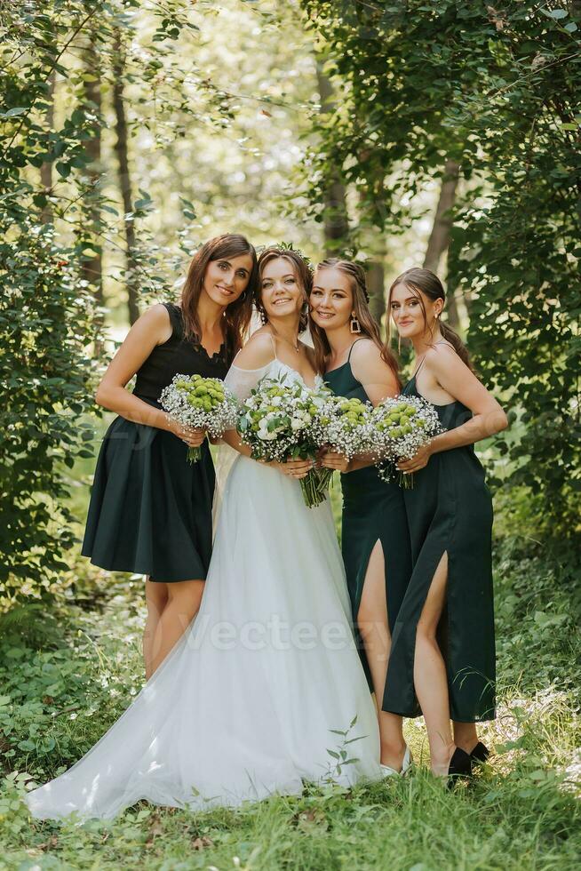 un novia celebra su Boda con amigos al aire libre después el ceremonia foto